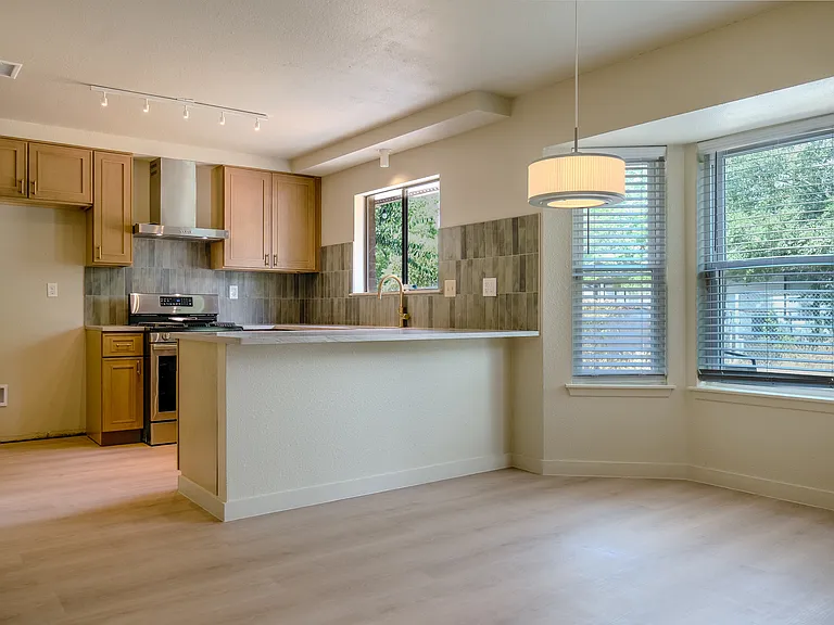 313 Renee Dr — Photo 2