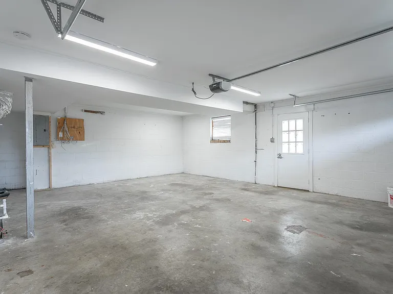 8214 Holly Crest Dr — Photo 25