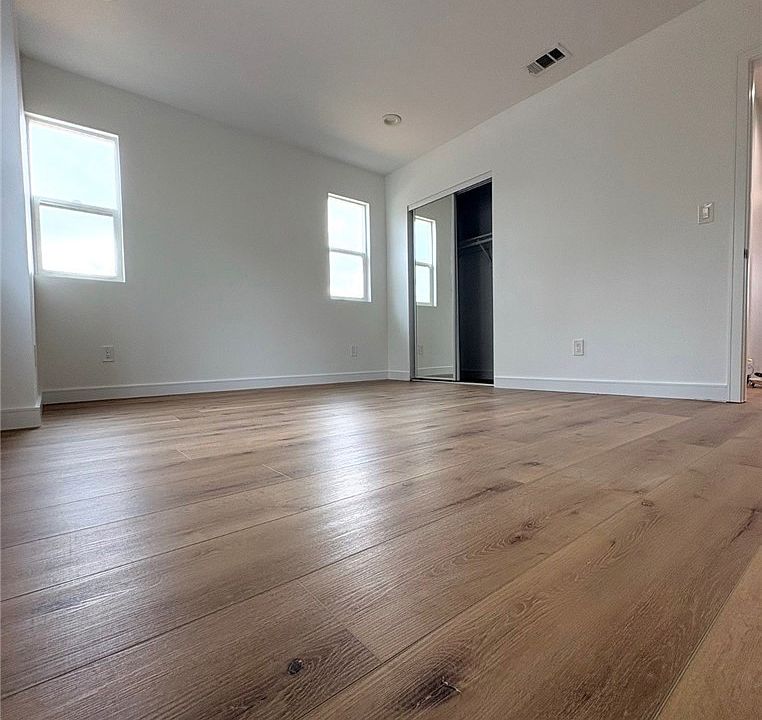 2nd image of 136 1/2 N Carondelet St