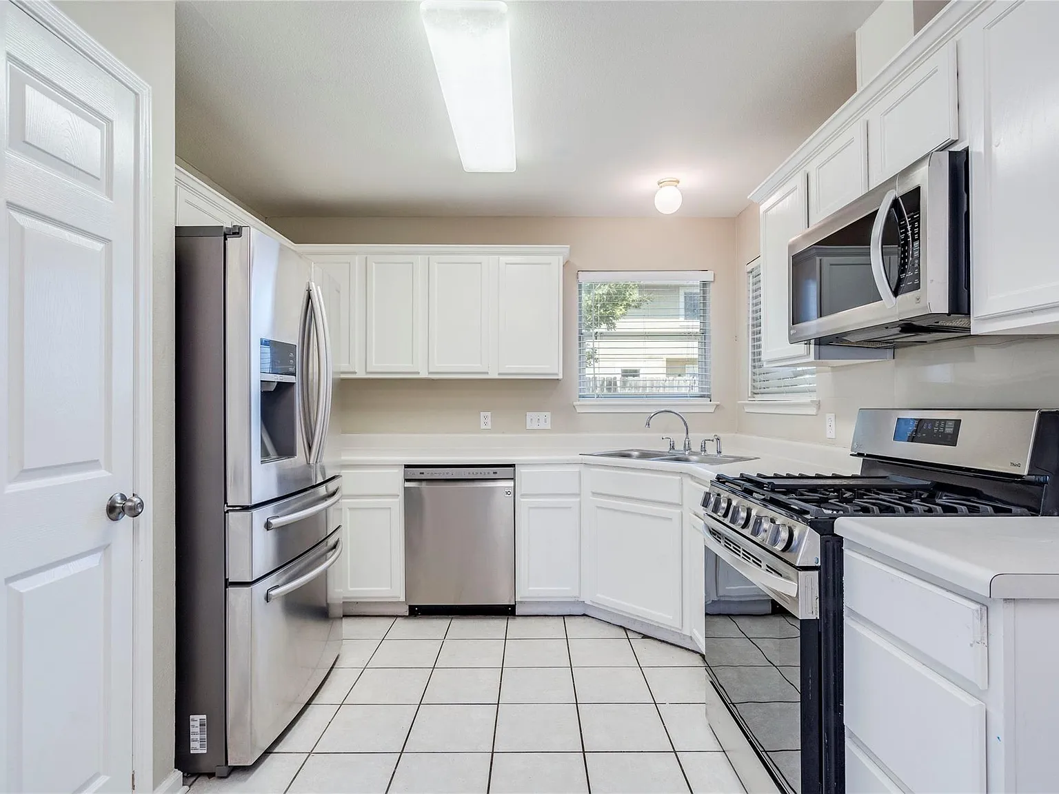 3 bed, 2.0 bath, 1232 sqft, $1,955 — Photo 2