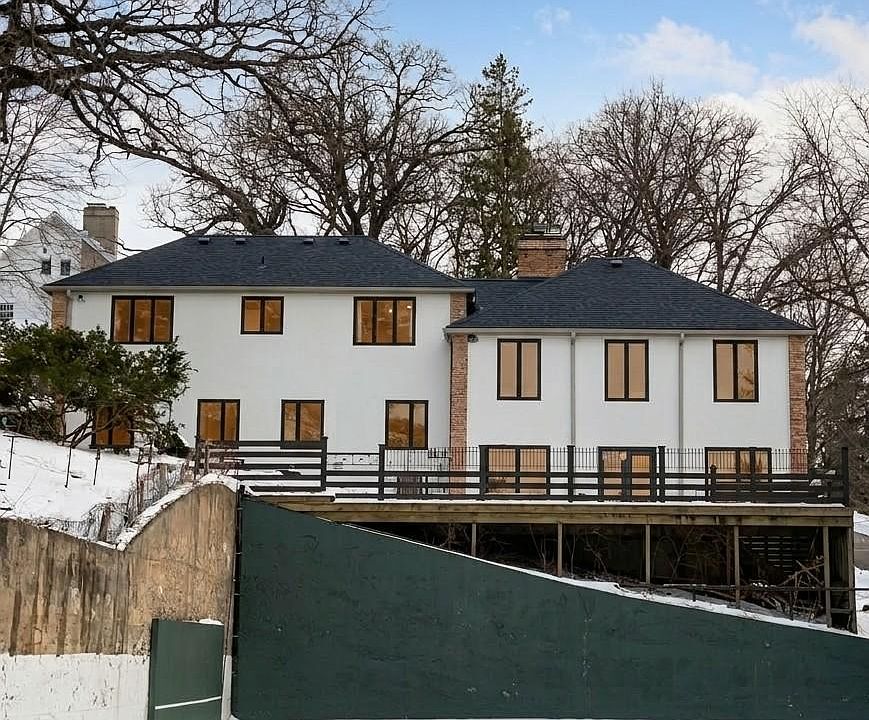 1st image of 825 3rd St SW