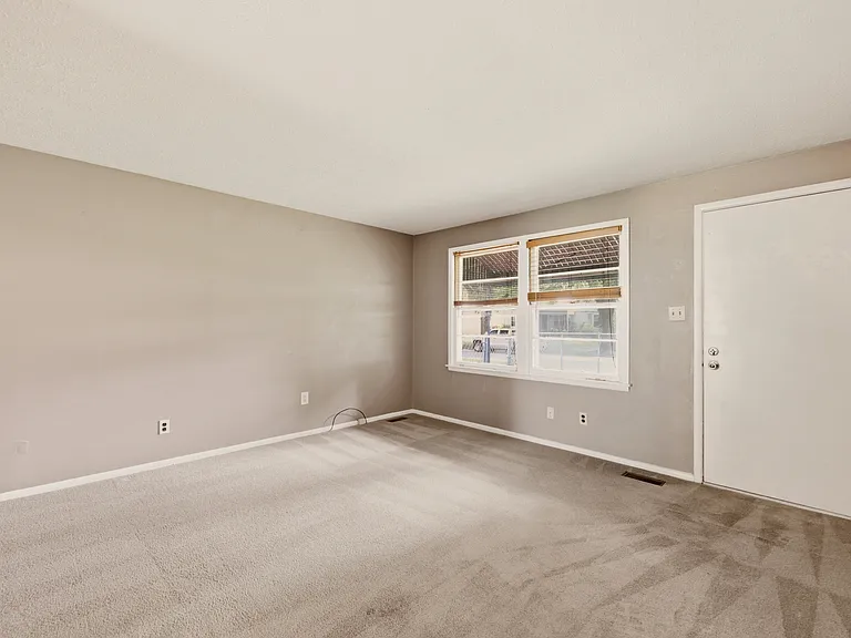 4533 S Oak Ave — Photo 8