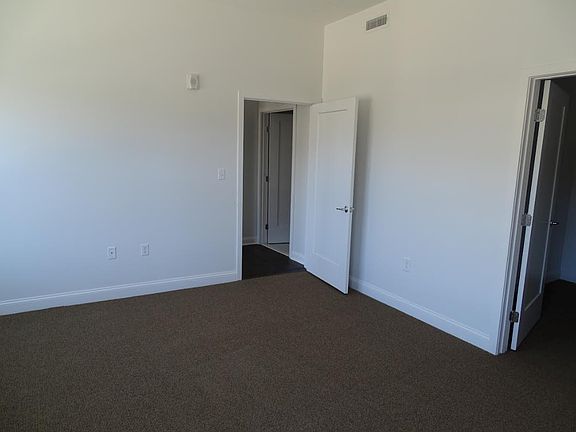 4th image of 61 Washington St Ste 2