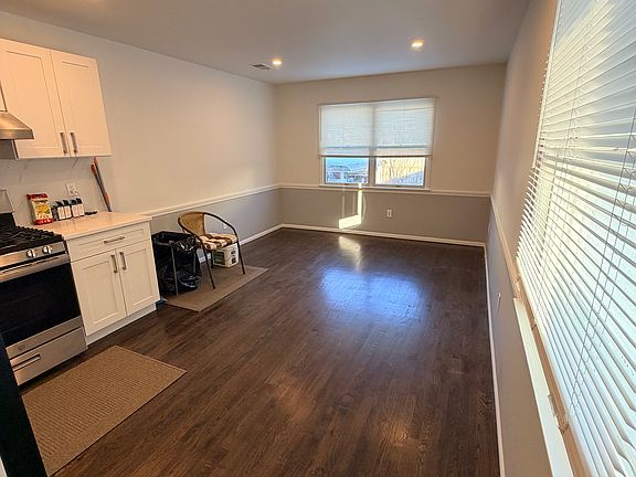 4th image of 225 Bradley Ave APT 2