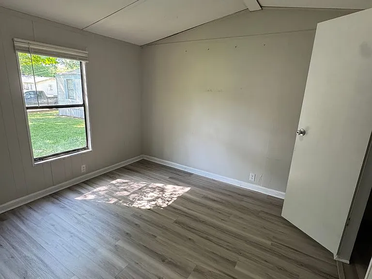 707 Francis St E — Photo 10