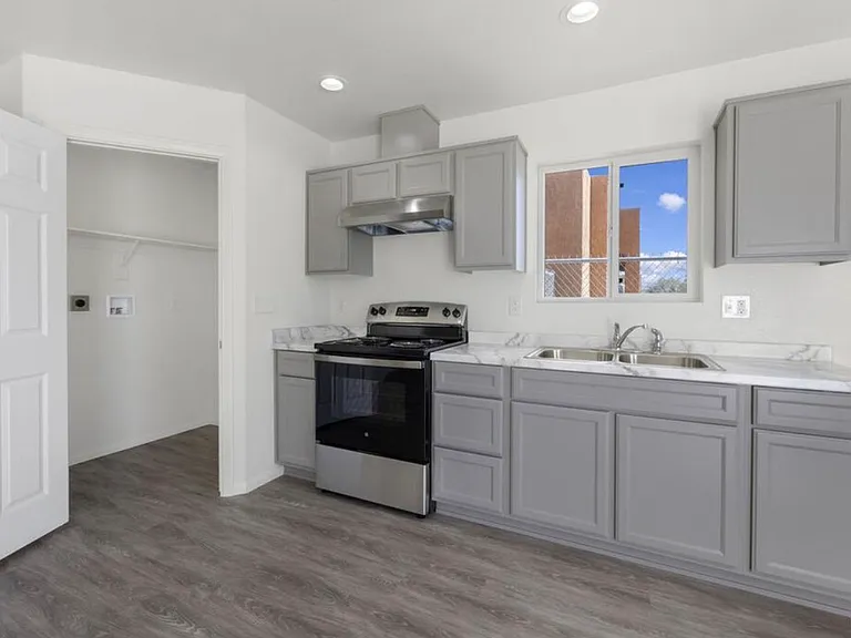 386 E Heil Ave — Photo 1
