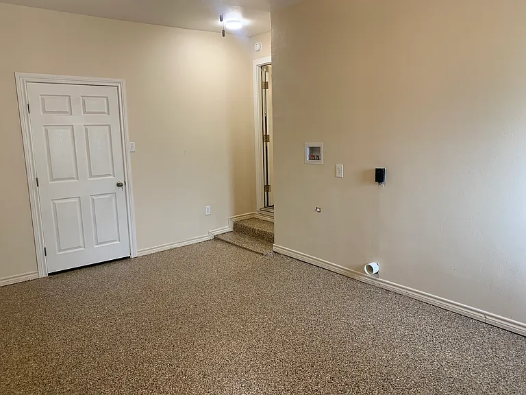 2467 Princeton Ave — Photo 13