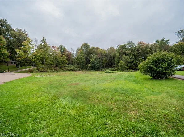 2389 Woodview Rd, Uniontown, OH 44685