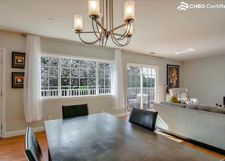 Natural Light Fills the Dining Area with Seat