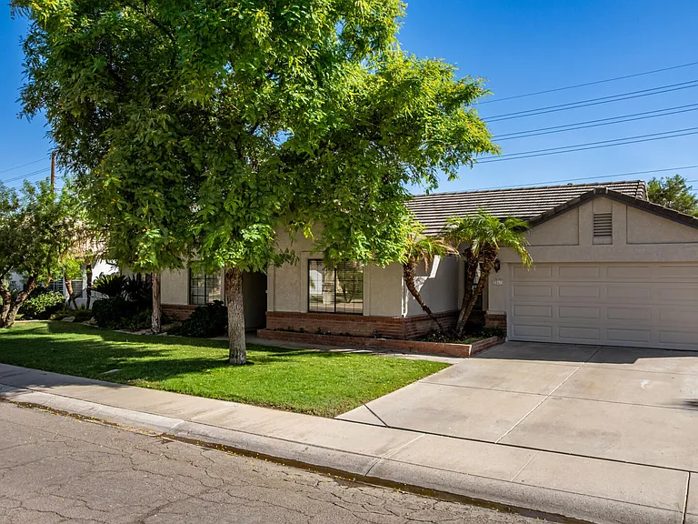 2041 E Marquette Dr — Photo 3