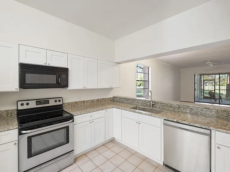 121 Lindsay Ln — Photo 11