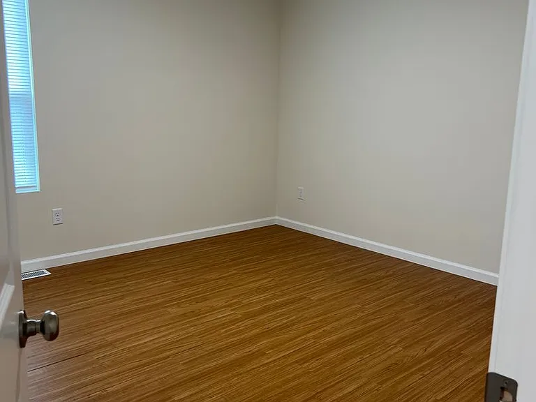 476 London Ct — Photo 12