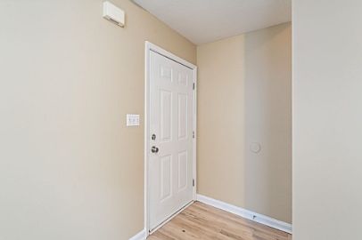 2nd image of 422 Cedar Ave Unit B