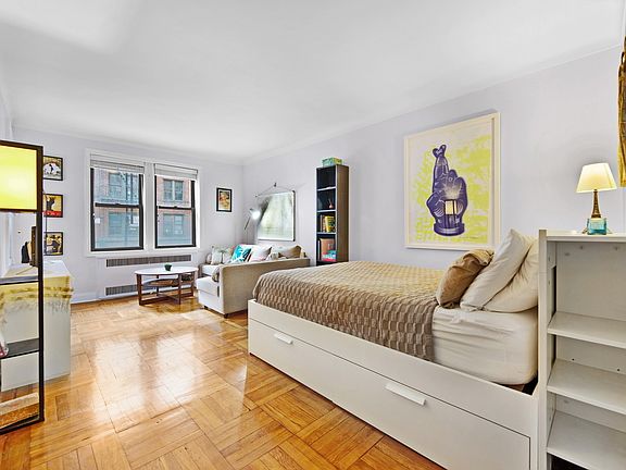 4th image of 221 E 18th St APT 1A
