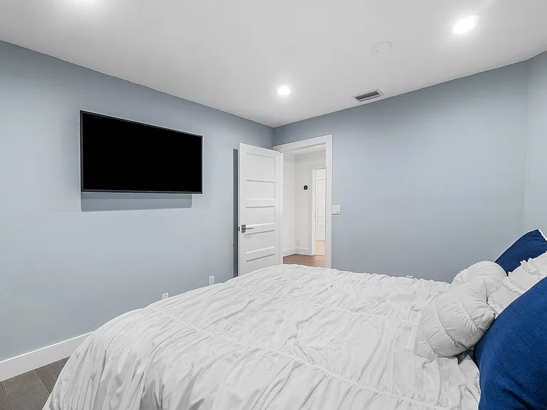 2404 NW 67th St — Photo 31