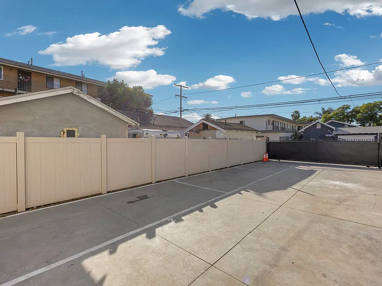 1075 Molino Ave #3 — Photo 50