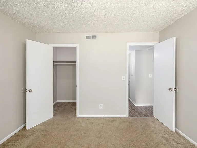 Hartford House Apartments — Photo 6