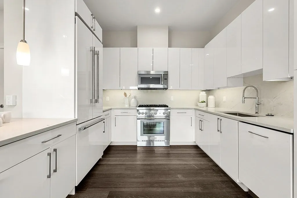 3 bed, 3.5 bath, 3449 sqft, $8,709 — Photo 3