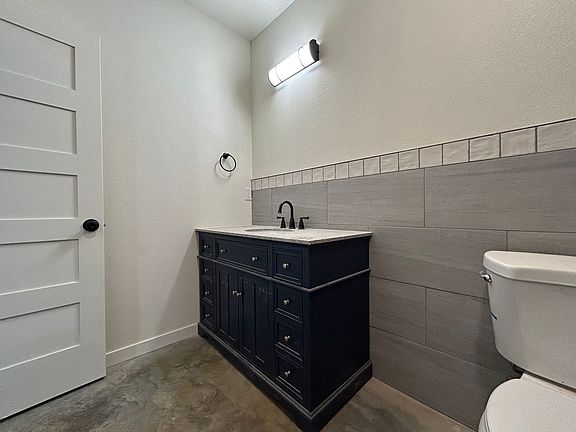 5th image of 446 Lewis St #2B