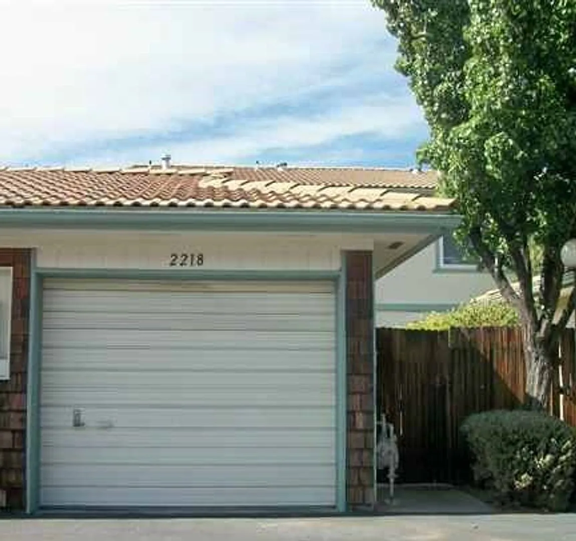 Cute Central Sparks Townhouse — Photo 2