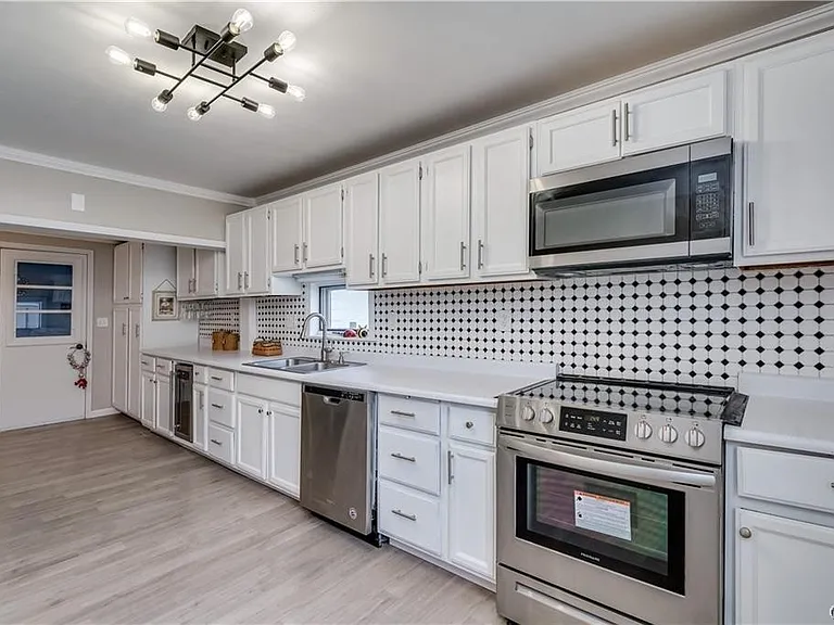 822 Lawrence St — Photo 16