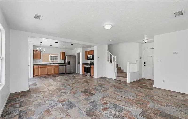 3 bed, 2.5 bath, 1917 sqft, $2,500 — Photo 3