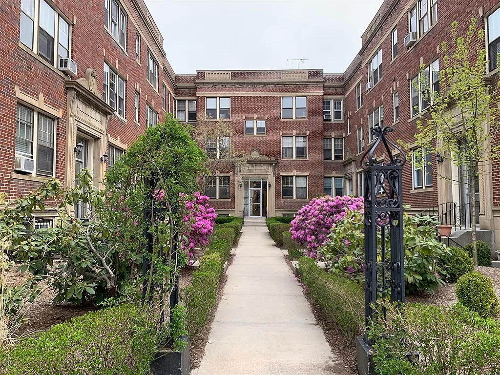 1 bed, 1.0 bath, 792 sqft, $2,100 — Photo 1