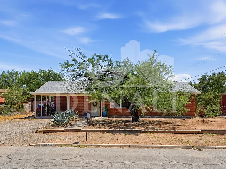 4026 E Alhambra Pl — Photo 1