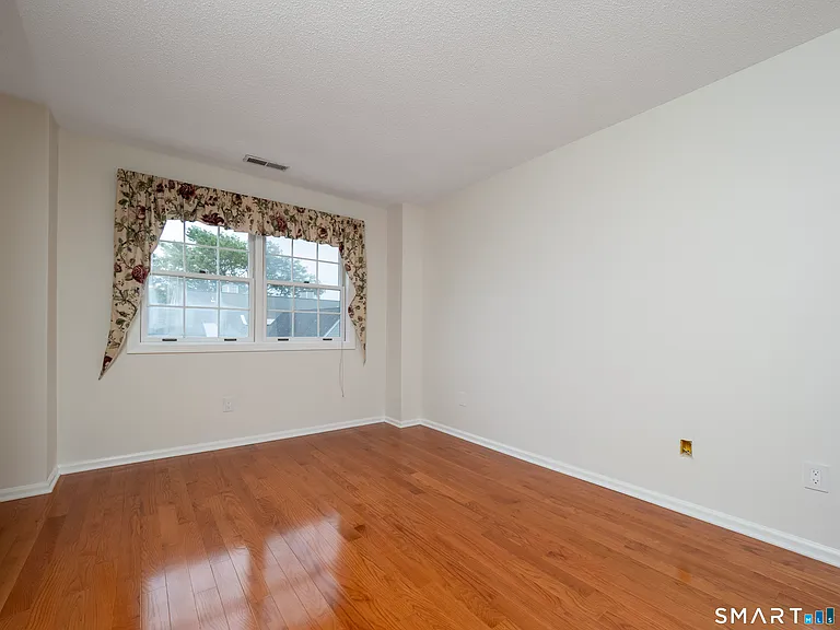 37 Wilton Crst #37 — Photo 21
