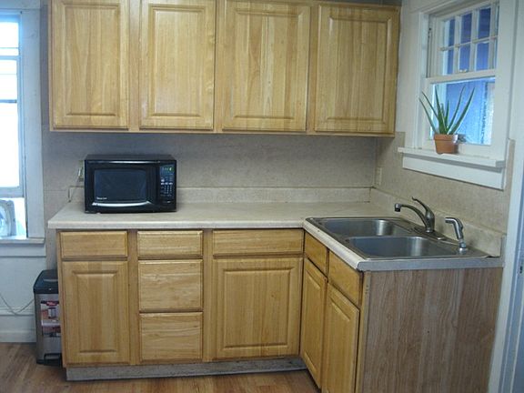 4th image of 503 Woodbury St