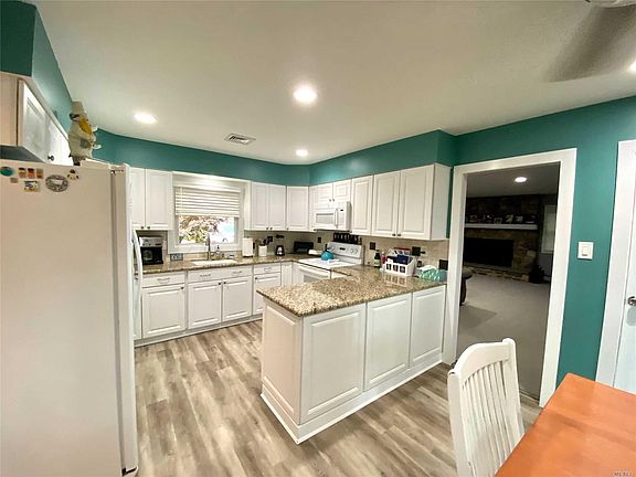 3rd image of 11 Holly Hill Ln