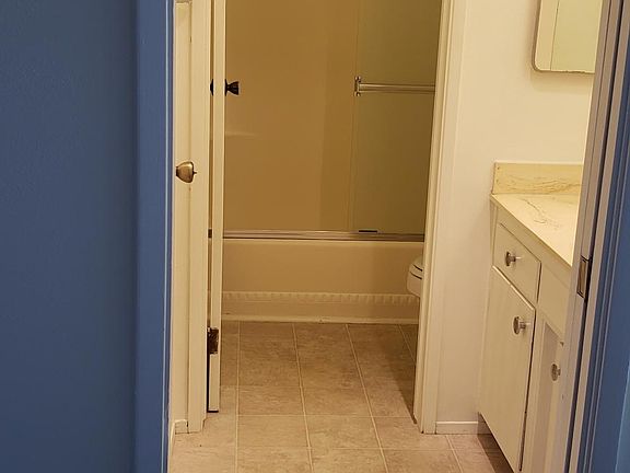 Upstair's bathroom( accessible to master bedroom. )