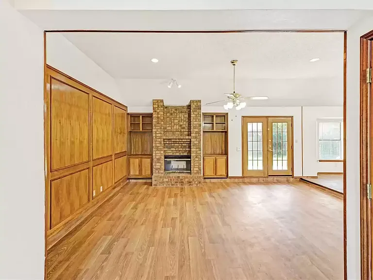 810 Castleview Dr — Photo 9