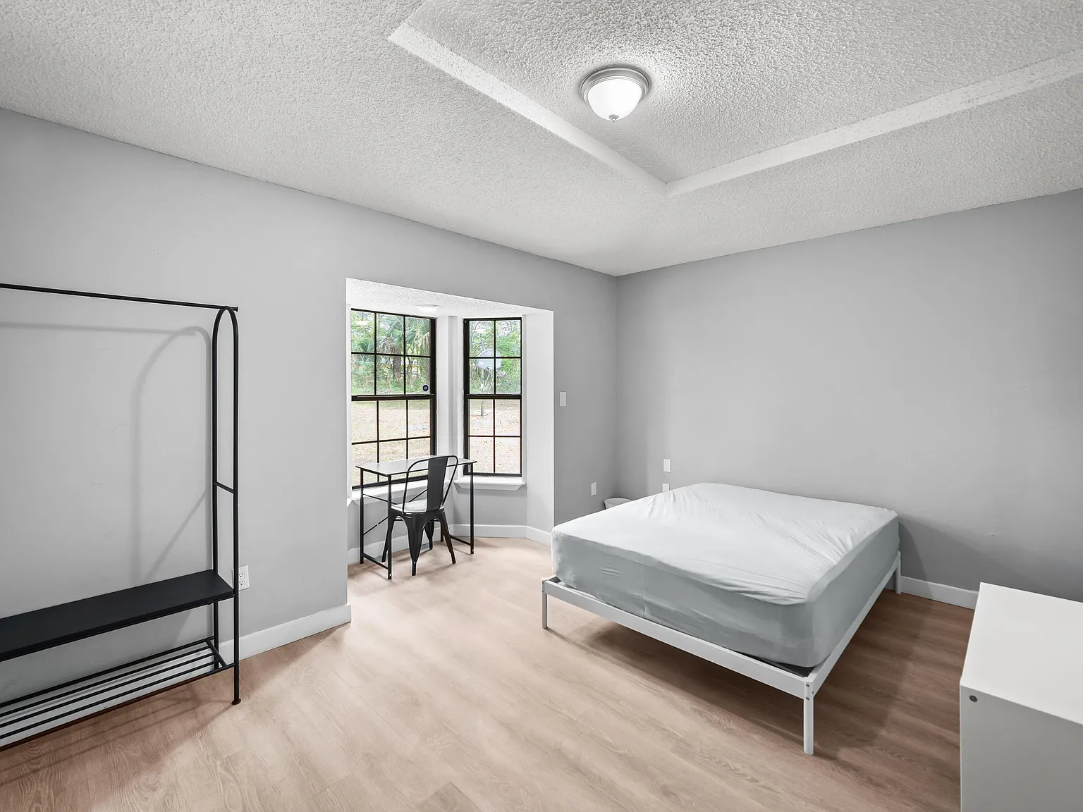 4 bed, 2.0 bath, 2222 sqft, $685 — Photo 1