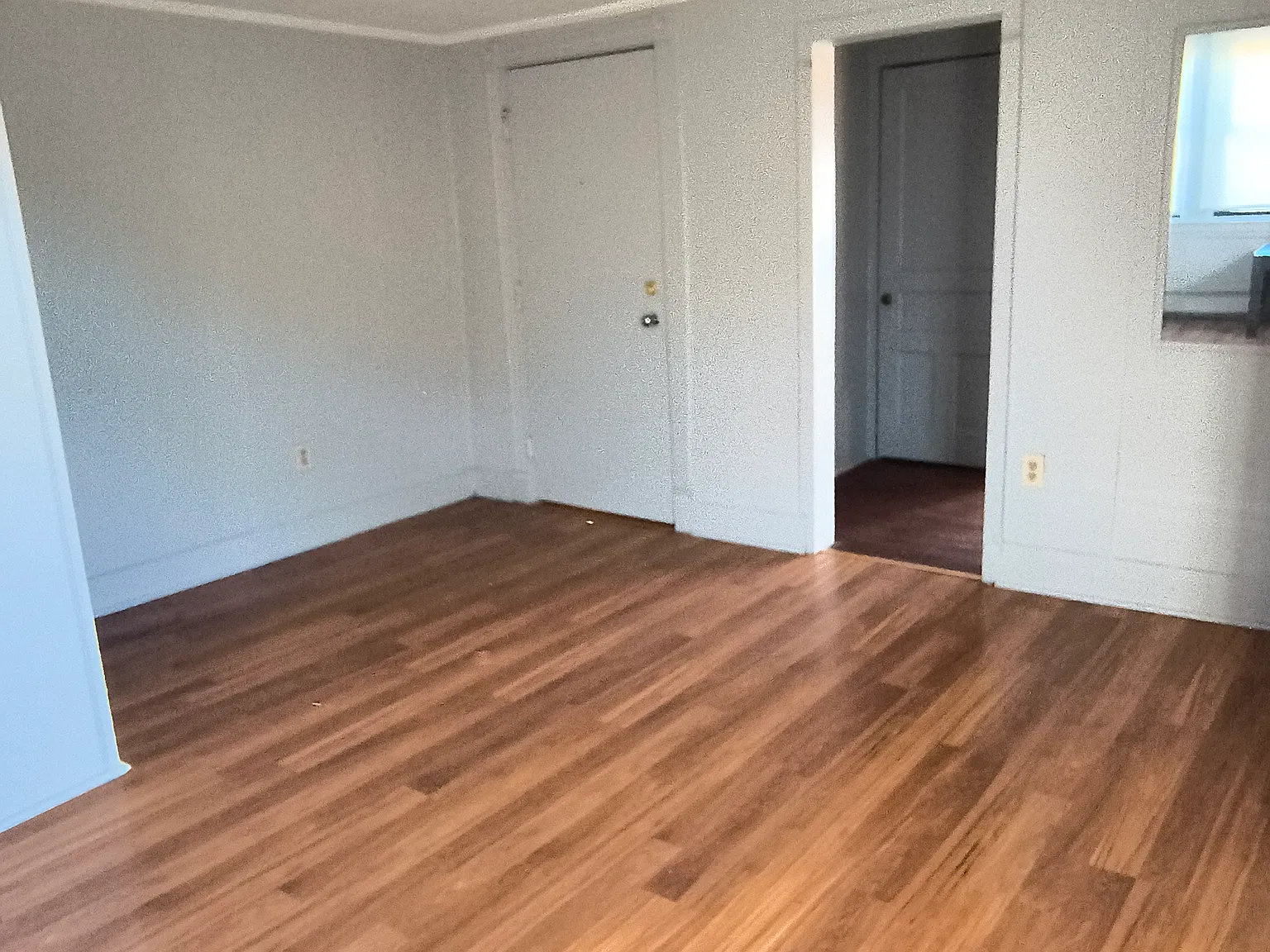 400 S Aiken Ave — Photo 2