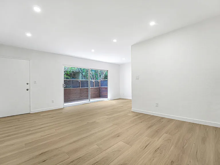 1241 9th St in Santa Monica. Steps to Wilshire Blvd! — Photo 9