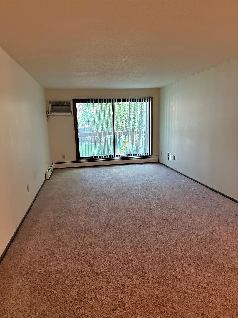 Xerxes Manor Apartments — Photo 3