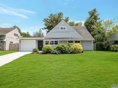 29 Pinecone Ln, Westbury, NY, 11590
