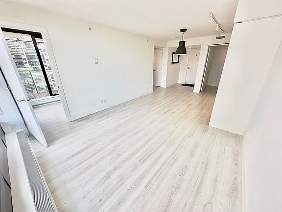 5th image of 1133 Hornby St #1608