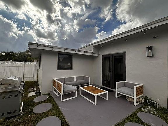 5th image of 6301 SW 39th Ct