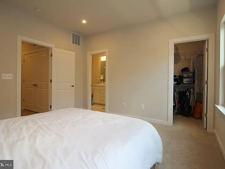 2107 Acadia Rd — Photo 3