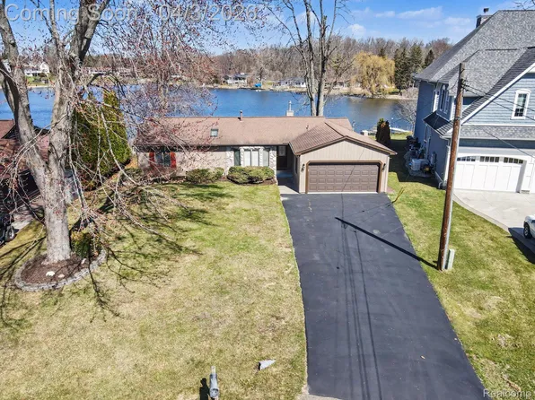 11591 Pleasant View Dr, Pinckney, MI 48169