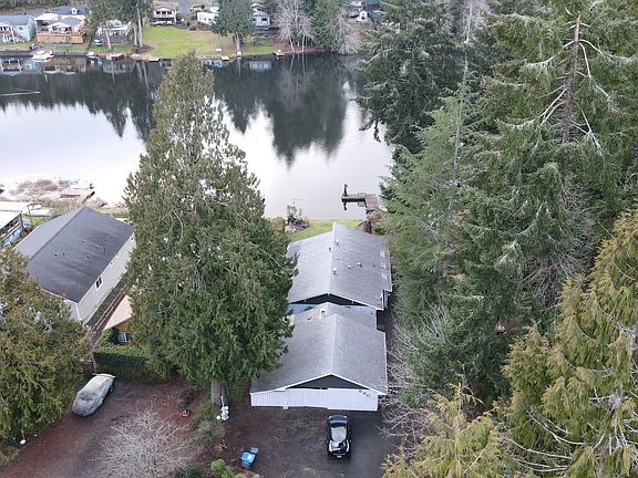 3rd image of 690 SE Crescent Dr