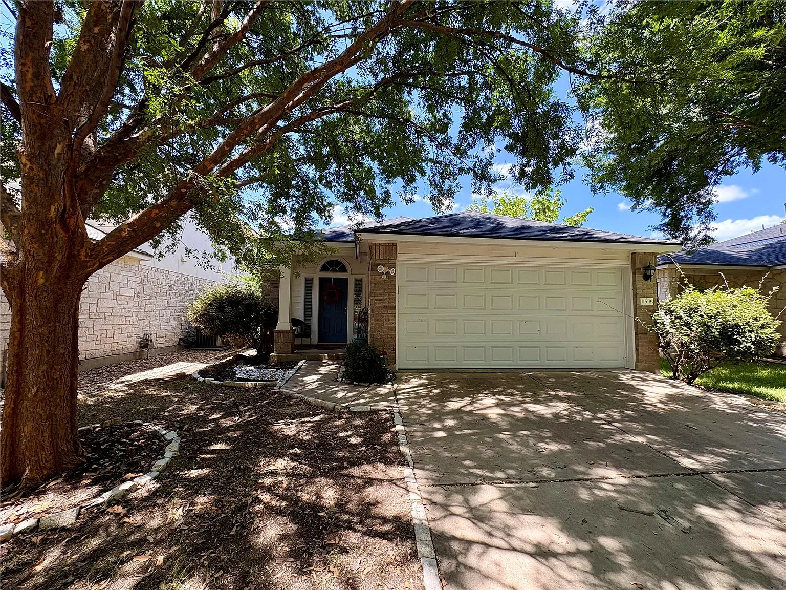 2 bed, 2.0 bath, 1233 sqft, $2,050 — Photo 2