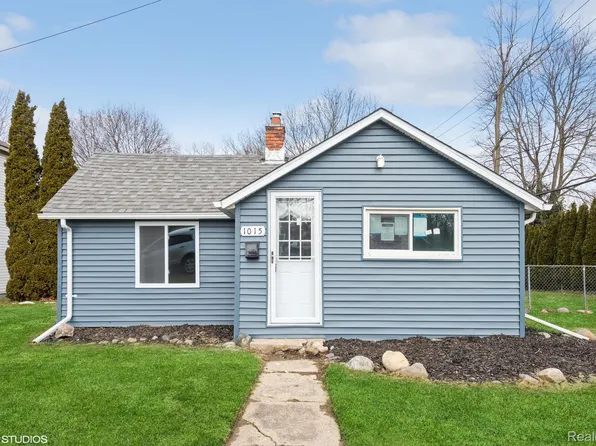 1015 Pleasure St, Milford, MI 48381