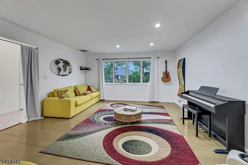 3 bed, 2.5 bath, $5,500 — Photo 4