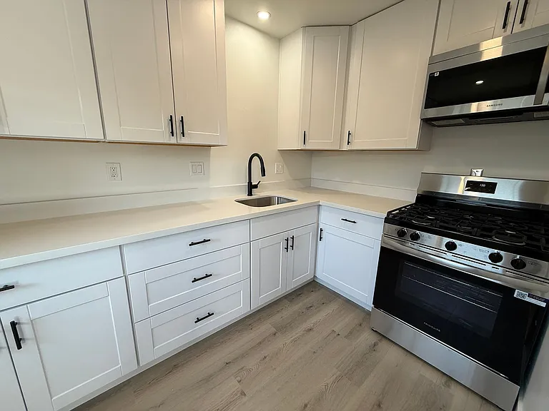 1308-1310 Leafwood — Photo 2