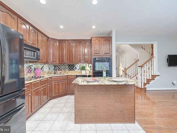 3rd image of 233 Somervelle St