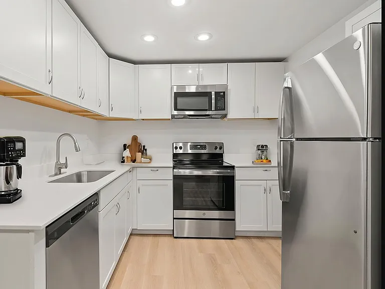 Pointe West Apartments — Photo 14
