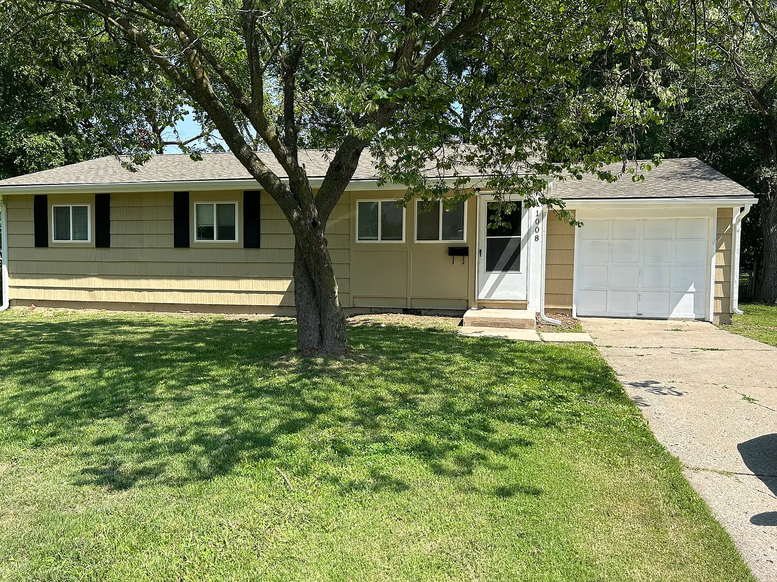 3 bed, 1025 sqft, $1,600 — Photo 1